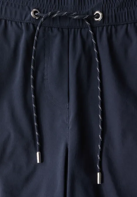 Dunkelblaue Hose mit Kordelzug und Metallösen.